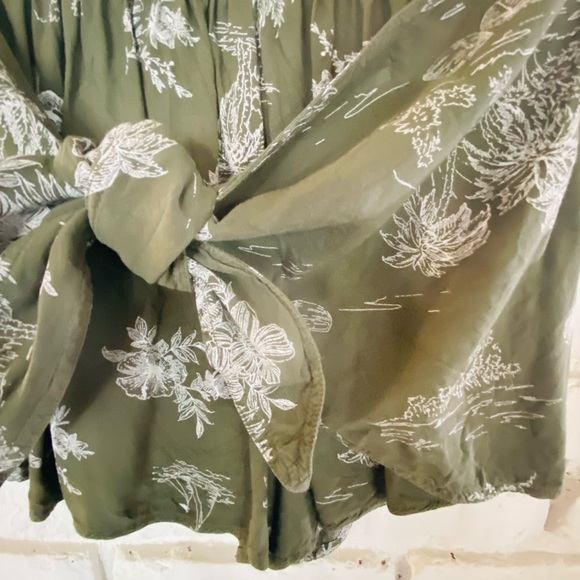 Abercrombie Hight Waist Front tie green floral short - Picture 3 of 5
